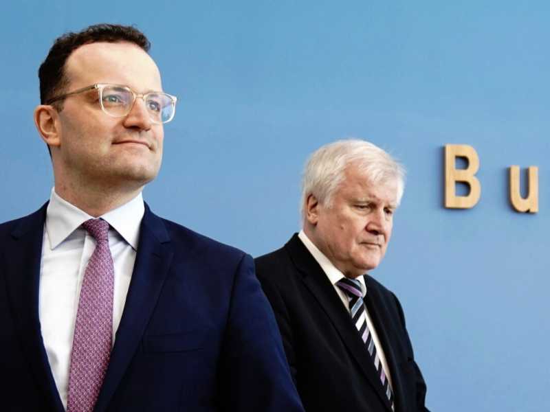 Il ministro della sanit&agrave; tedesco Jens Spahn, a sinistra, e il ministro degli interni tedesco Horst Seehofer (LaPresse)