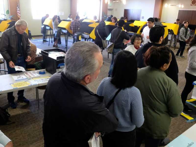 Elettori in fila alle primarie democratiche (foto LaPresse)