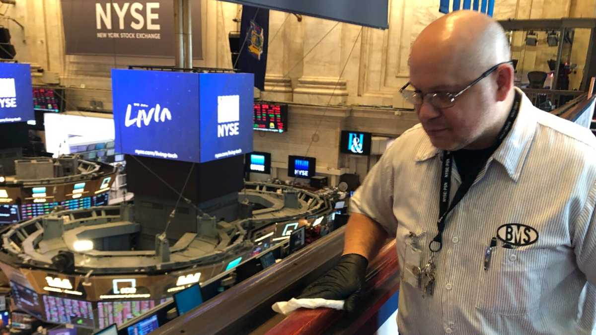 Immagine di La vestizione rapida di chi come Trump ha “nuotato nudo” finora