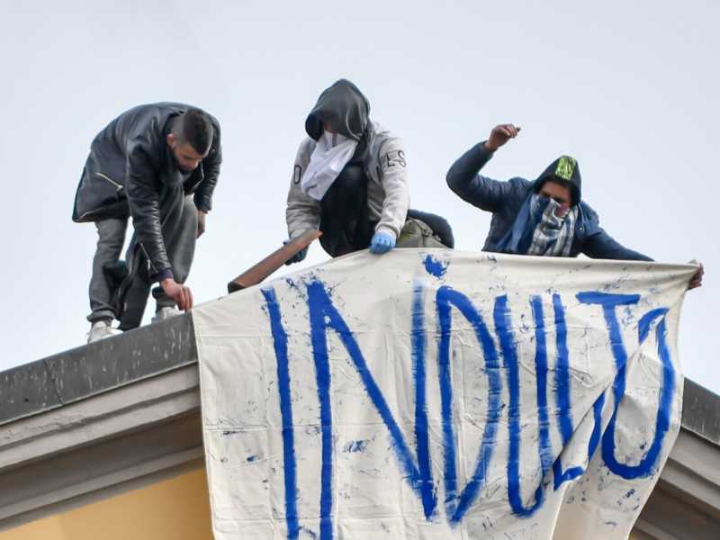 La rivolta dei detenuti al carcere San Vittore a Milano (foto LaPresse)