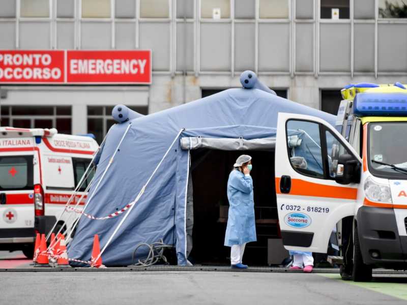 Il triage allestita all’ospedale di Cremona per gestire l’emergenza coronavirus (foto LaPresse)