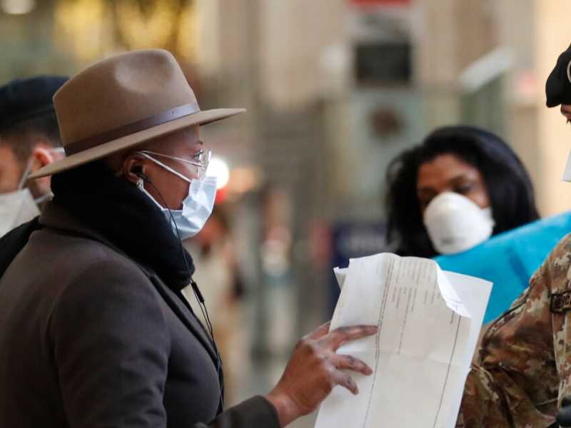 I militari dell'Esercito controllano le autocertificazioni e i documenti dei viaggiatori in partenza  dalla stazione centrale di Milano (foto LaPresse)