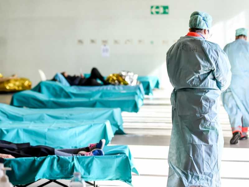 Tende e strutture di emergenza degli Spedali Civili di Brescia (foto LaPresse)