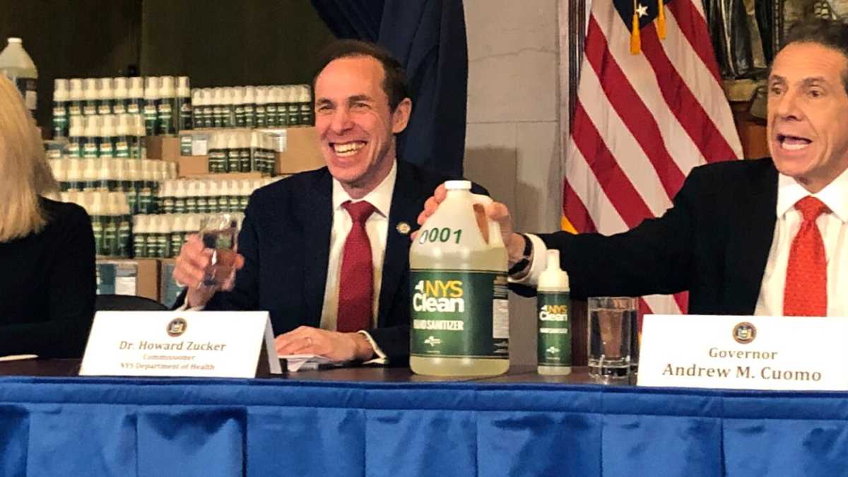 Immagine di New York produce il disinfettante da sé ma chiudere le scuole è un guaio