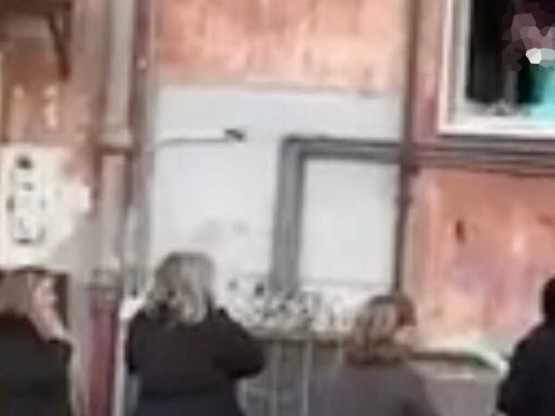 A Napoli un medico consegna le ricette attraverso la finestra per evitare il contagio (immagine tratta da YouTube)