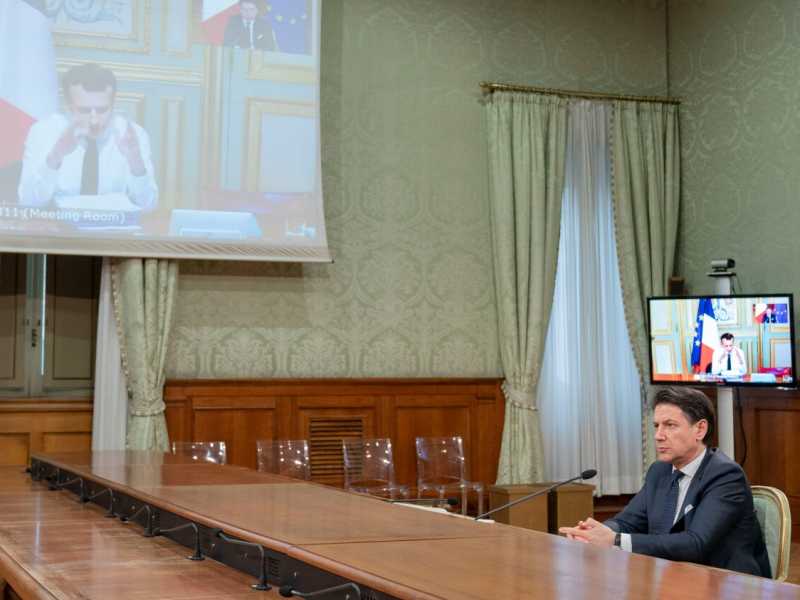 Coronavirus, Conte a Palazzo Chigi in videoconferenza con i leader europei (foto LaPresse)
