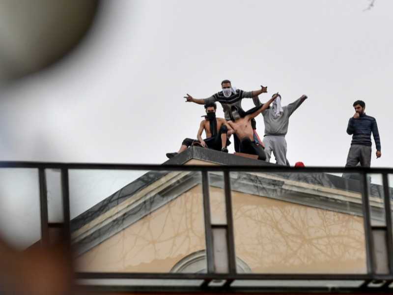 La protesta nel carcere di Milano San Vittore (foto LaPresse)