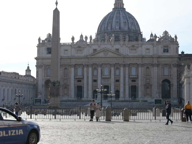 Piazza San Pietro semi deserta nel suo secondo giorno di quarantena (foto LaPresse)