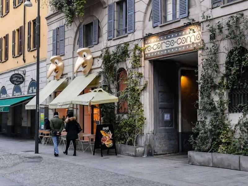 Corso Como, una delle zone della movida milanese in questi giorni (foto LaPresse)