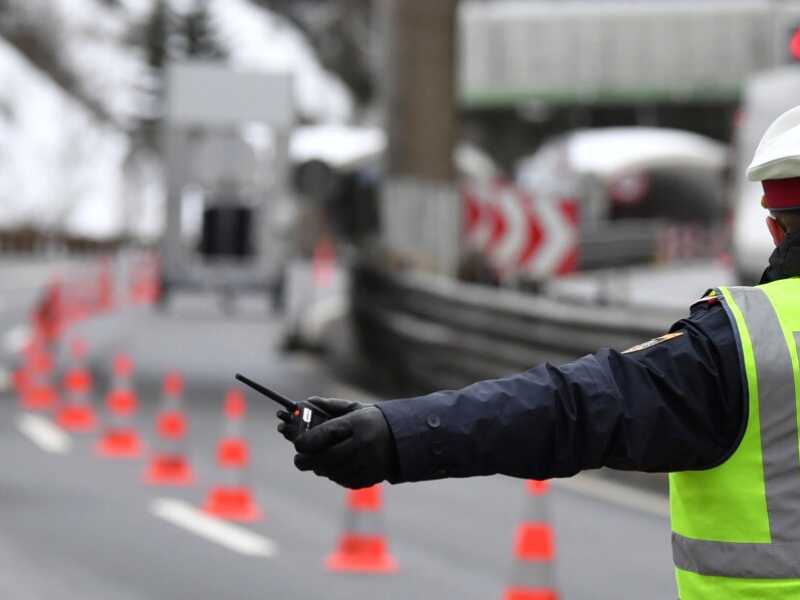 Un poliziotto austriaco effettua controlli al confine del Brennero (foto LaPresse)