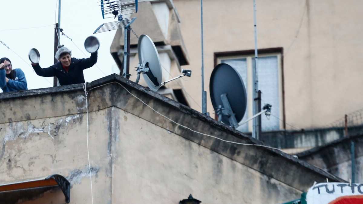 Immagine di Canti, pazzie e ansia da Skype. Un reportage sul primo sabato da reclusi