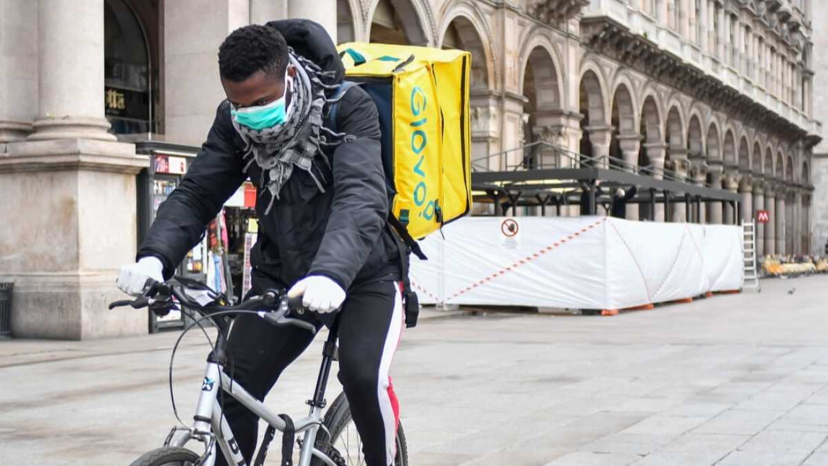 Immagine di Rider e consegne a domicilio. Così il coronavirus svela i limiti dell'Italia