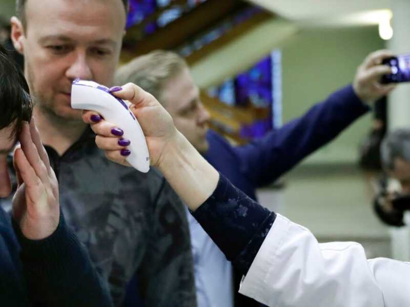 Controllo della temperatura in Russia, all'ingresso del Cosmodromo di Bajkonur del Cosmodromo (AP Photo/Pavel Golovkin)