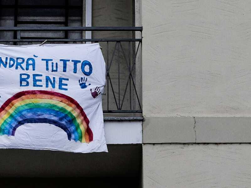 Striscione sul balcone di una casa di Torino (Foto LaPresse)