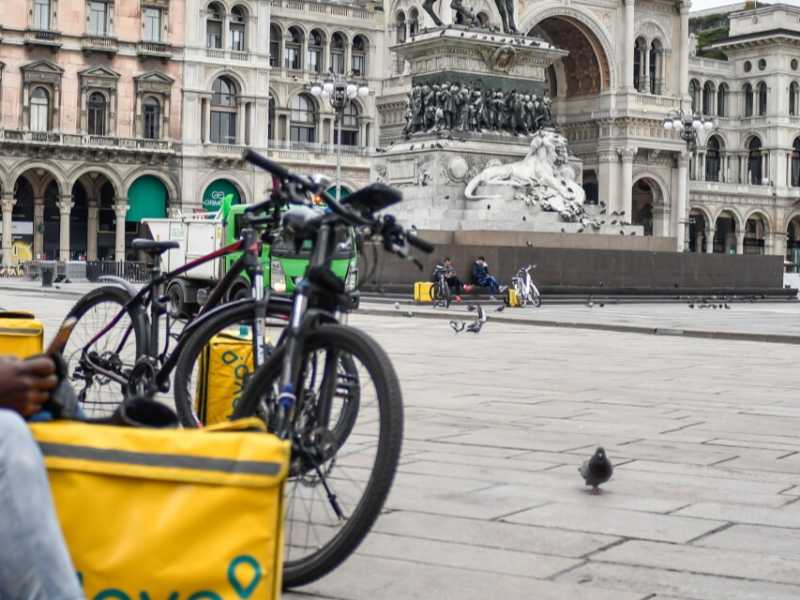 Le consegne a domicilio sono tra le poche cose che non si sono fermate: nella foto LaPresse, riders del food delivery ieri a Milano in una piazza del Duomo deserta (foto LaPresse)