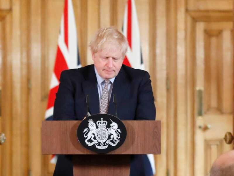 Boris Johnson con Chris Whitty (sinistra) e Patrick Vallance (foto LaPresse)