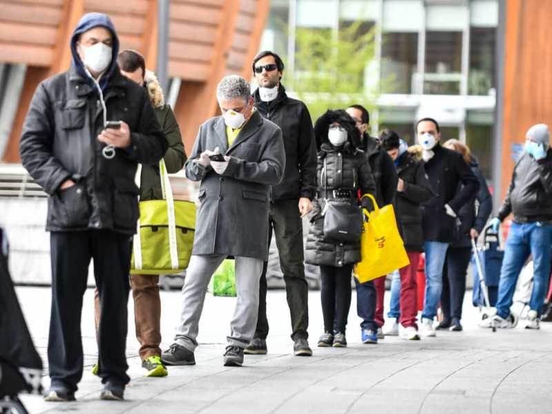Persone in coda per fare la spesa a Milano (foto LaPresse)
