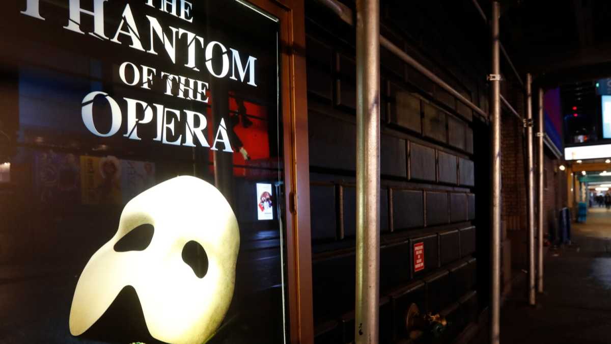 Immagine di Una passeggiata per Broadway a luci spente. Il virus a New York