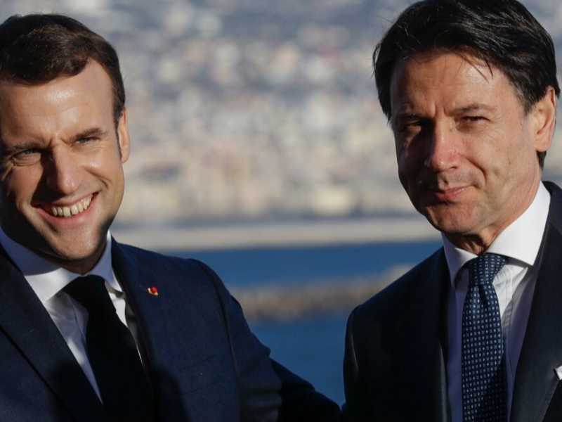 Emmanuel Macron e Giuseppe Conte a Napoli lo scorso del 27 febbraio (foto LaPresse)