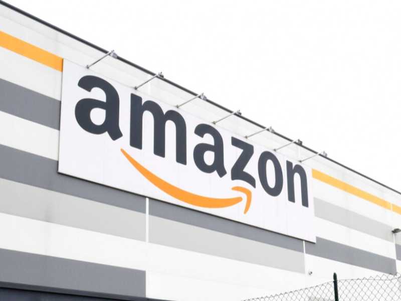 Lo stabilimento Amazon di Castel San Giovanni (foto La Presse)