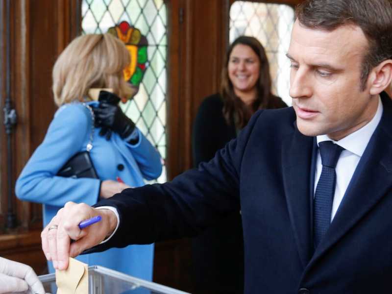 Emmanuel Macron al voto nel suo seggio di Le Touquet (foto LaPresse)