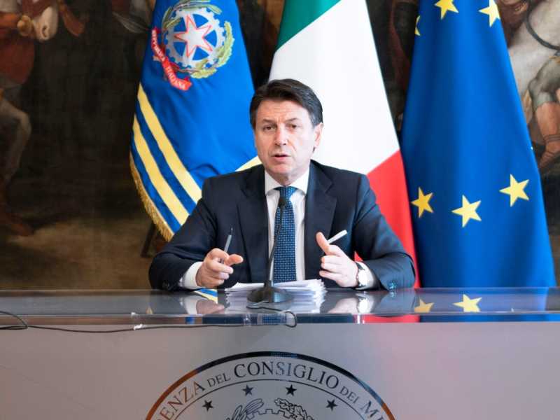 Giuseppe Conte annuncia il nuovo decreto cura-Italia (foto LaPresse)