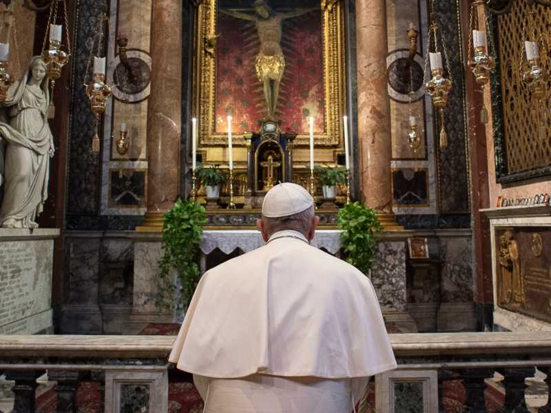 Papa Francesco in preghiera a Santa Maria Maggiore (foto LaPresse)