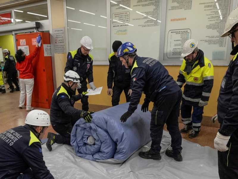Un ospedale da campo a Torino (foto LaPresse)