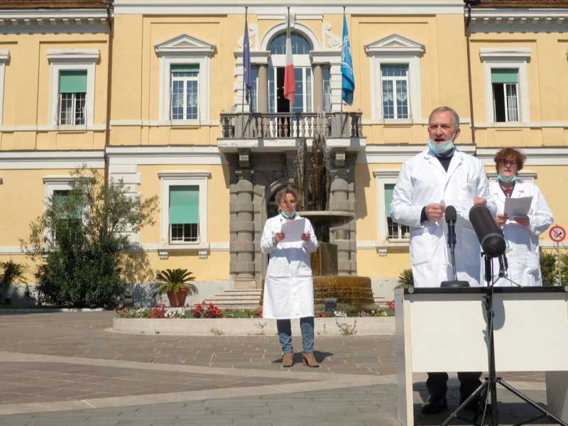  Il bollettino medico del professore Francesco Vaglia dallo Spallanzani (foto LaPresse)