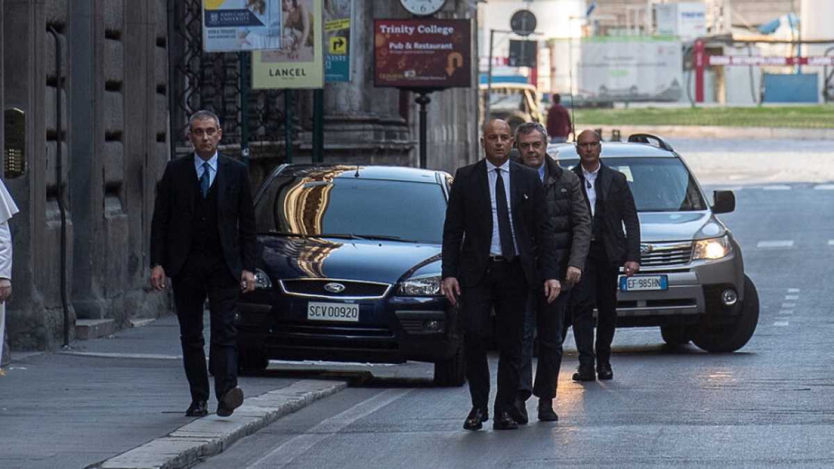 Immagine di Quel Papa che cammina per le vie di Roma e ci fa sentire meno soli