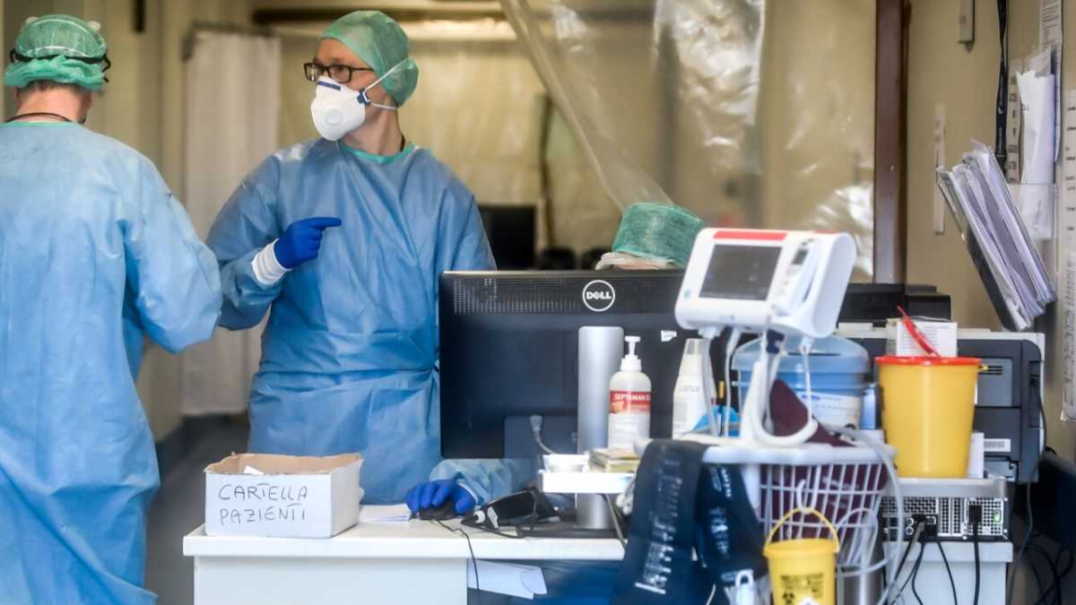 Immagine di Gli ospedali tra eroismo e contagio