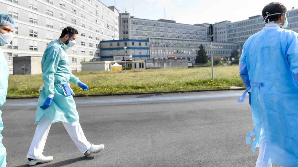 Immagine di Medici disertori e aziende traditrici. Come nascono le fake news della pandemia