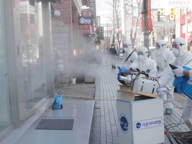 Disinfettante spruzzato sulle vetrine dei negozi a Seul(foto LaPresse)