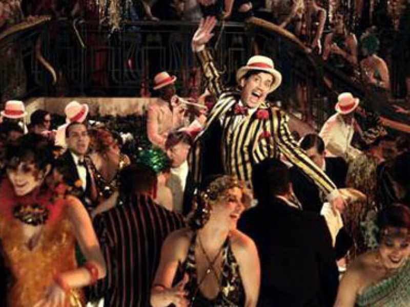 La famosa scena della festa de &ldquo;Il grande Gatsby&rdquo;, film del 2013 diretto da Baz Luhrmann e tratto dall&rsquo;omonimo romanzo di Francis Scott Fitzgerald (Warner Bros)