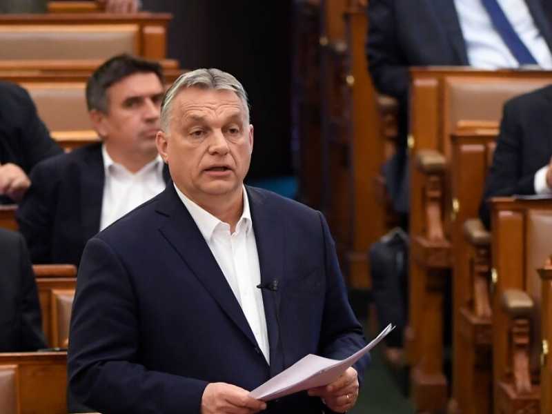 Viktor Orbán durante la seduta del Parlamento ungherese del 23 marzo (foto LaPresse)