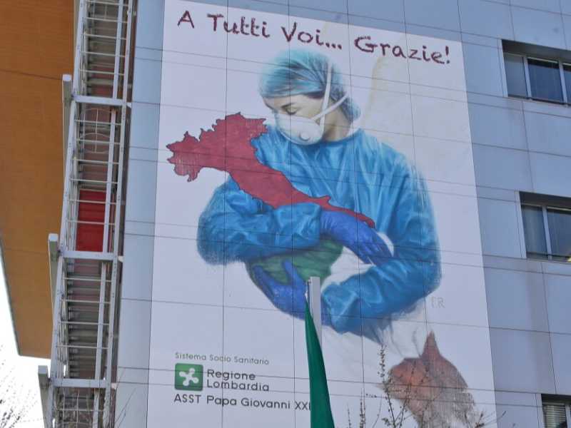 L'immagine sulla facciata dell'ospedale Papa Giovanni XXIII di Bergamo (foto LaPresse)