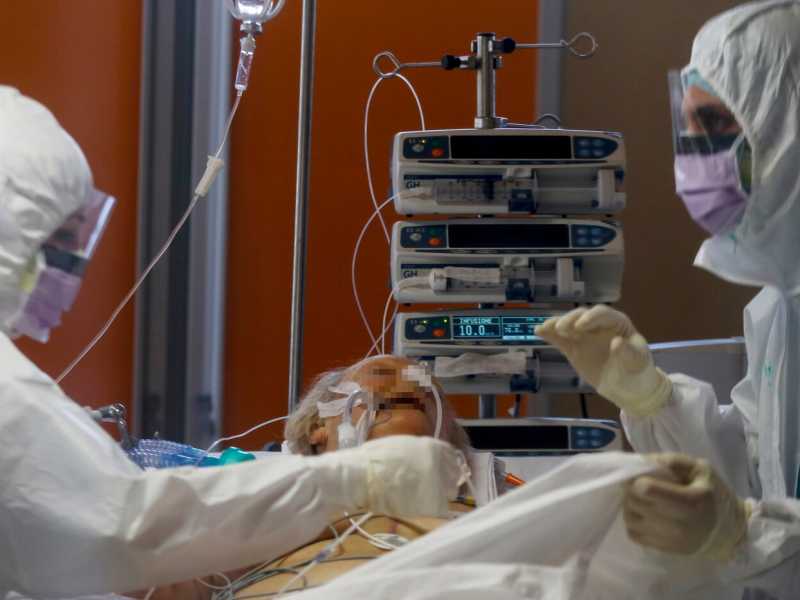 a Roma, il reparto di terapia intensiva dell'ICC Casal Palocco (foto LaPresse)