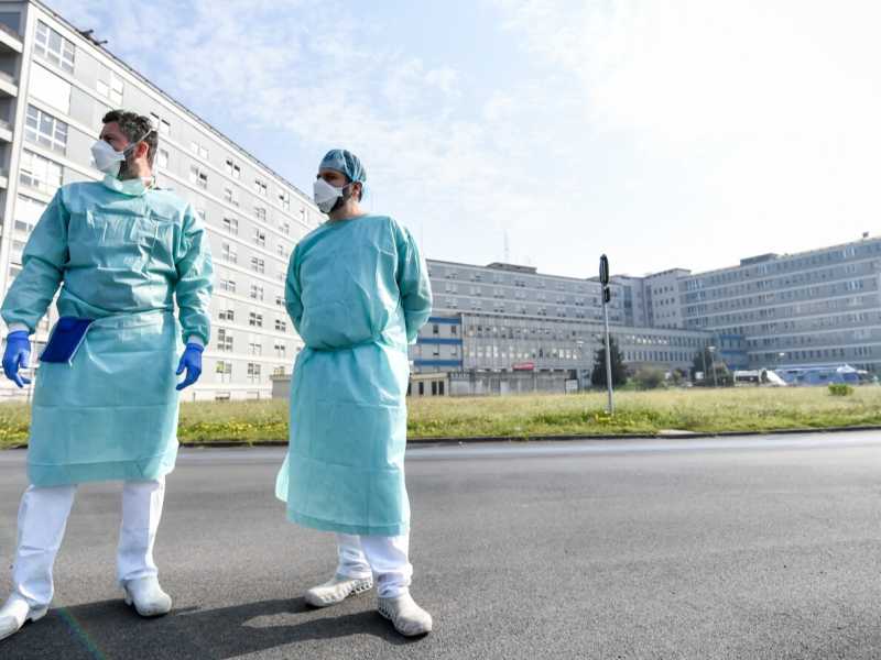 Medici nei pressi dell'ospedale da campo realizzato dalla Ong americana Samaritans Purse all&rsquo;ospedale di Cremona (foto LaPresse)