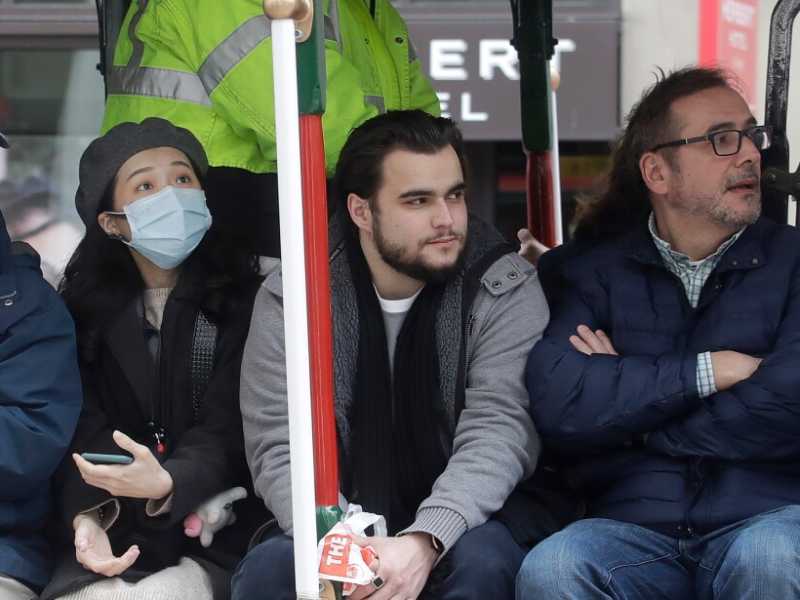 Alcune persone a bordo di un tram a San Francisco lo scorso 15 marzo (foto LaPresse)