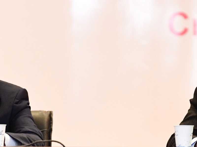 Luigi Di Maio con l'ambasciatore cinese a Roma, Li Junhua, durante una conferenza stampa nella sede della Croce Rossa Italiana (foto LaPresse)