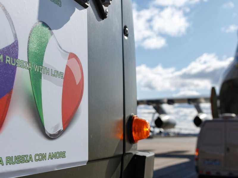 Un'immagine degli aiuti inviati dalla Russia in Italia (foto LaPresse)