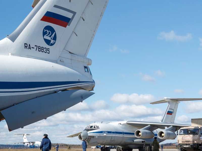 Un Ilyushin Il-76 pronto al decollo a Chkalovsky per portare aiuti sanitari a Roma (foto LaPresse)