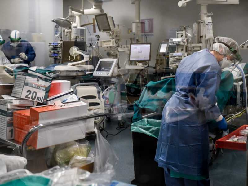 l'incessante lavoro dei medici dell&rsquo;ospedale San Matteo di Pavia (foto LaPresse)