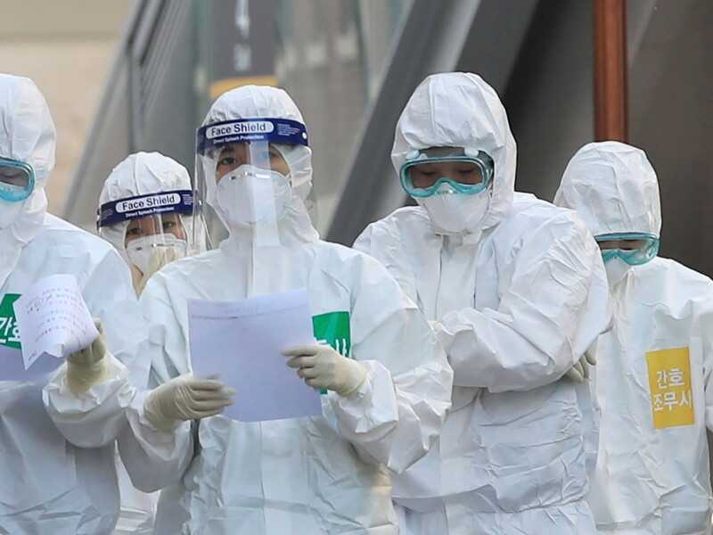 Un'equipe medica sudcoreana (foto LaPresse)