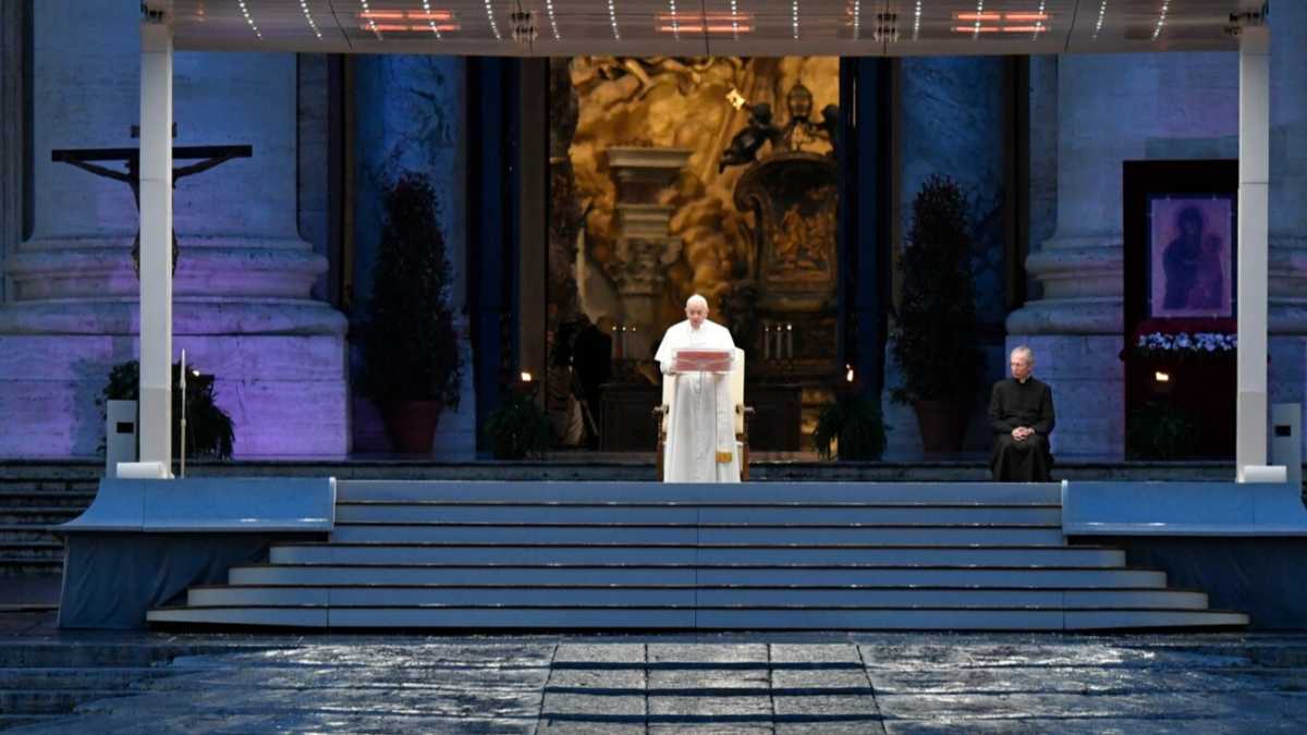 Immagine di Perché il Papa ha toccato anche chi non crede? Un’ipotesi oltre le immagini