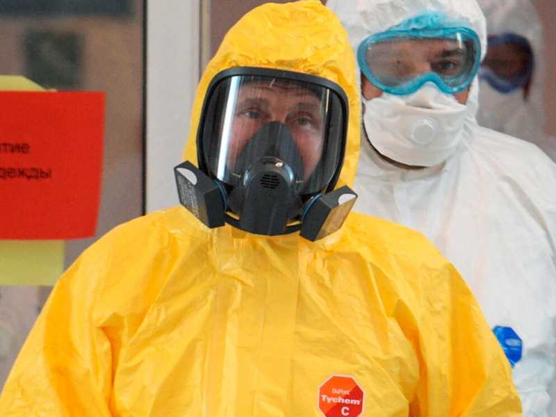 Il presidente russo con la tuta protettiva visita un ospedale di Mosca dove sono ricoverati i malati di coronavirus (foto LaPresse)