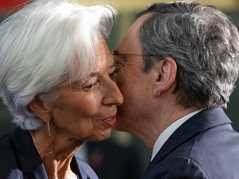 Il messaggio di Mario Draghi sul Financial Times: "Fronteggiamo una guerra contro il coronavirus e dobbiamo mobilitarci di conseguenza". L'errore di Christine Lagarde (foto LaPresse)