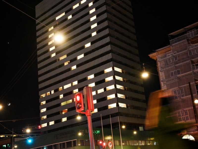 Il SAS Hotel Royal nel centro di Copenaghen, in Danimarca, invia un messaggio d'amore durante la crisi Covid (LaPresse)