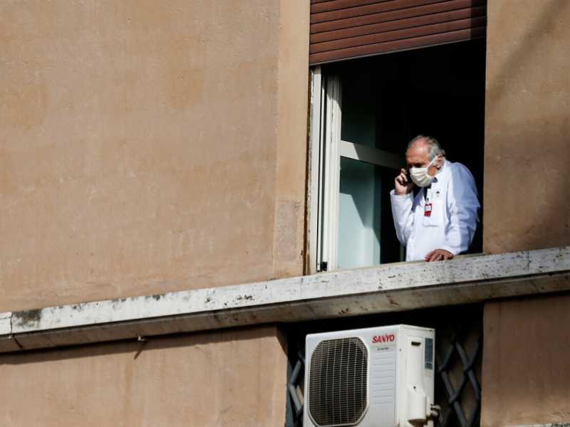Un medico affacciato alla finestra dell'ospedale Santo Spirito di Roma (foto LaPresse)