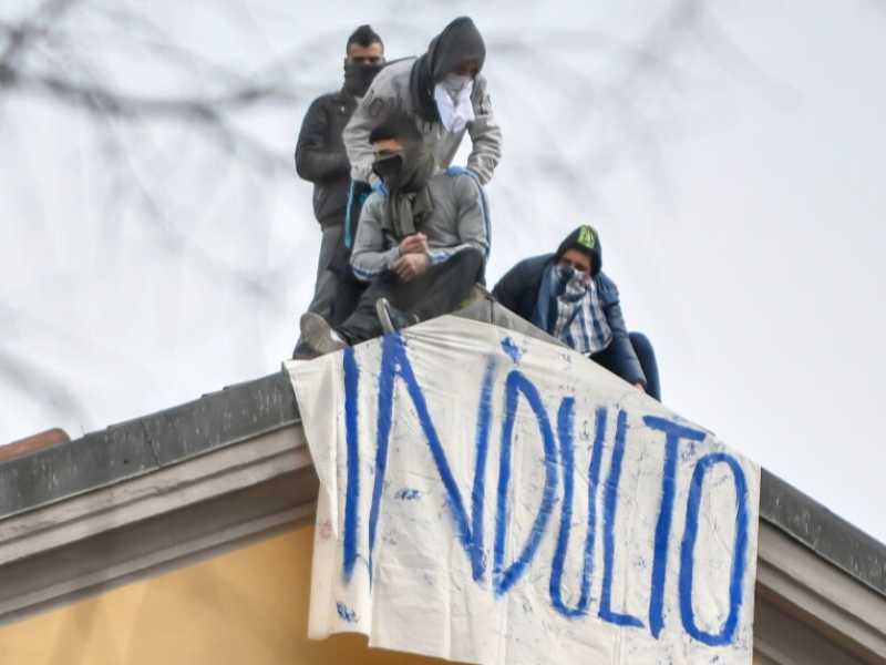 Una foto delle proteste dello scorso 9 marzo nel carcere di San Vittore (foto LaPresse)